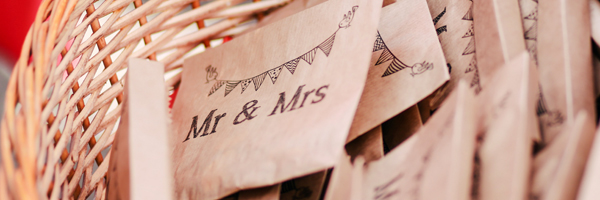 wedding-invitations-in-the-basket